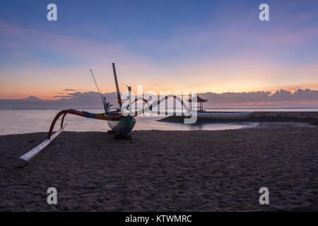 Traditionelle balinesische Jukung Boot und Pagode Silhouette, Strand von Sanur, Bali, Indonesien Stockfoto