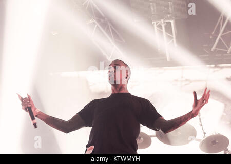 Die britische elektronische Musik duo Chase & Status führt ein Live Konzert bei den Danish Music festival Roskilde Festival 2011. Hier leben die MC Rage wird dargestellt, live auf der Bühne. Dänemark, 30/06 2011. Stockfoto