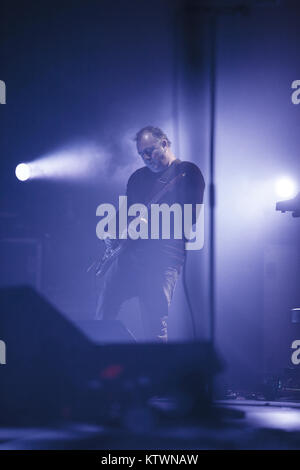 Die englische Trip Hop Band Portishead führt ein Live Konzert beim Roskilde Festival 2011. Hier Gitarrist und Musiker Adrian Utley wird dargestellt, live auf der Bühne. Dänemark 01/07 2011. Stockfoto