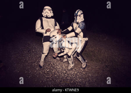 Beim Roskilde Festival Es ist Tradition, dass Menschen verkleiden und in vielerlei Hinsicht verschleiern. Hier eine Gruppe von Jungs hat eine gute Zeit wie Sturmtruppen aus Star Wars. Dänemark 2010. Stockfoto