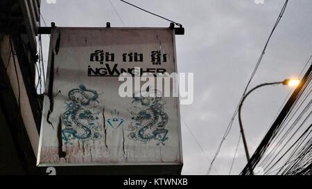 Zeichen für Frisch gemahlener gerösteter Kaffee Bohne Verkäufer Shop Oknha Tep Phan Straße 182 Phnom Penh Kambodscha in der Nähe von Orussey-markt Stockfoto