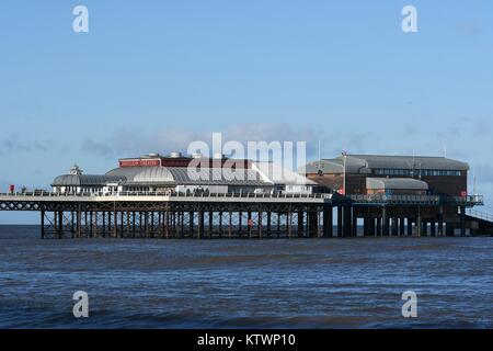 Cromer, Norfolk, Großbritannien. Cromer Pier, ist die Heimat der RNLI Cromer Rettungsboot Station und Pavilion Theatre, an der Küste von Norfolk. Stockfoto