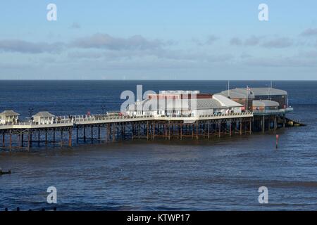 Cromer, Norfolk, Großbritannien. Cromer Pier, ist die Heimat der RNLI Cromer Rettungsboot Station und Pavilion Theatre, an der Küste von Norfolk. Stockfoto