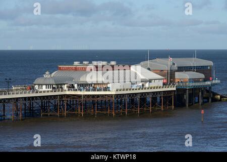 Cromer, Norfolk, Großbritannien. Cromer Pier, ist die Heimat der RNLI Cromer Rettungsboot Station und Pavilion Theatre, an der Küste von Norfolk. Stockfoto