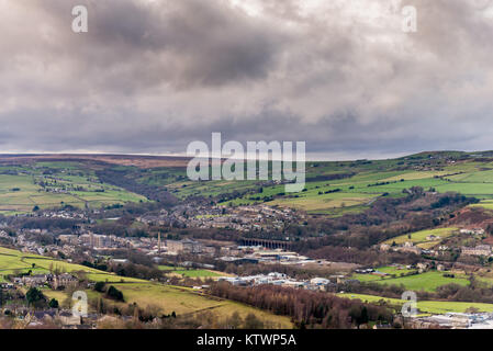 Ein Blick auf Slaithwaite, Huddersfield, West Yorkshire, England, Großbritannien von crosland Heath Golf Club. Stockfoto