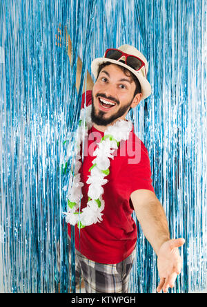 Brasilianische Bärtigen lächelt und mit offenen Armen. Kaukasische Mann in Rot Sonnenbrille. Lustig. Euphorie und Freude. Brasilianischen Karneval, Ende des Jahres, Mardi Gras Stockfoto