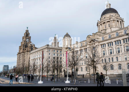 Die drei Grazien Royal Liver Building, Cunard Building und der Hafen von Liverpool Gebäude - stehen auf der Pier Head in Liverpool. Stockfoto