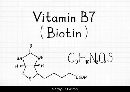 Die chemische Formel von Vitamin B7 (Biotin). Close-up. Stockfoto