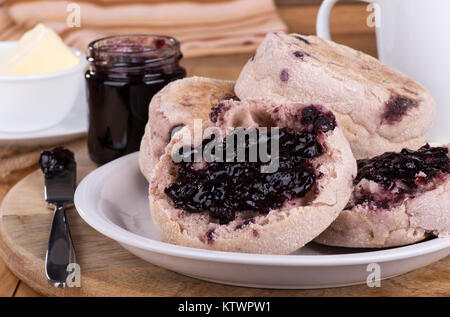 Nahaufnahme der englische Muffins mit Blaubeer-marmelade Stockfoto