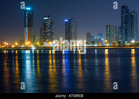 Dubai, VAE. Eine Ansicht aus einem der Strand mit schönen Gebäuden und herrlichen Licht Reflexion und leichte Trail auf der Straße am Strand. Stockfoto