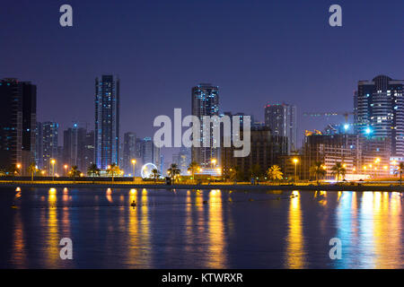 Dubai, VAE. Ein Strand Seitenansicht mit Multi Color Reflexion von Gebäuden und blauer Himmel. Stockfoto