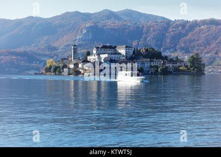 Bootstour in Orta See, Nord Italien mit Herbstfarben Stockfoto