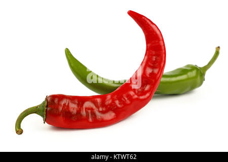 Zwei frische grüne Jalapeno und red hot chili peppers gekreuzt auf weißem Hintergrund, Nahaufnahme, diagonal Hohe Betrachtungswinkel Stockfoto