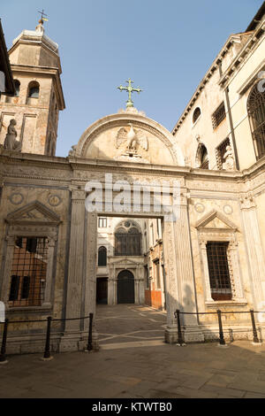 Italien, Venedig, die äußere Innenhof und Portal der Scuola Grande di San Giovanni Evangelista. Stockfoto