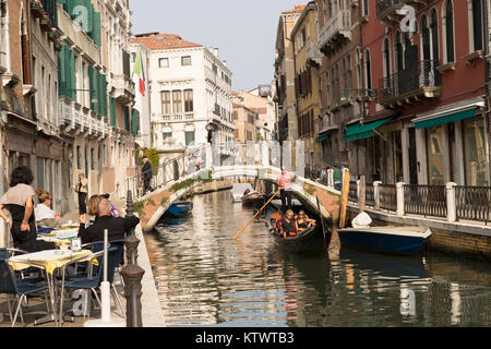 Italien, Venedig, Blick entlang des Rio Marin aus der Gehweg Fondamenta de la Latte. Stockfoto