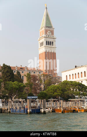 Italien, Venedig, die aus rotem Backstein Turm von St Mark's Campanile als von einer Fähre am Grand Canal. Stockfoto