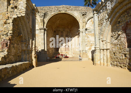San Juan Capistrano, Ca - 1. Dezember 2017: Großer Stein Kirchenruine. Das Kirchengebäude wurde zerstört durch ein Erdbeben im Jahre 1812 und nie wieder aufgebaut. Stockfoto