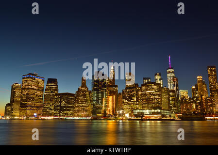 Blick auf die Skyline von Manhattan aus Broollyn Bridge Park genommen. Stockfoto