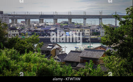 Sakaide, Japan 5. Oktober 2017. Stadt am Meer mit der Brücke in Sakaide, Japan. Sakaide (sakaide-shi) ist eine Stadt in der Präfektur Kagawa in Japan. Stockfoto