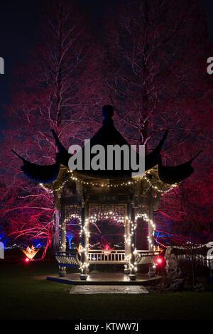 Weihnachten Pagode und Baum Lichtern an der RHS Wisley Gardens, Surrey, England. Weihnachten Leuchten Festival 2017 Stockfoto