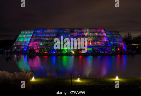 Weihnachtsbeleuchtung in und außerhalb der Glashaus. RHS Wisley Gardens, Surrey, England. Weihnachten Leuchten Festival 2017 Stockfoto