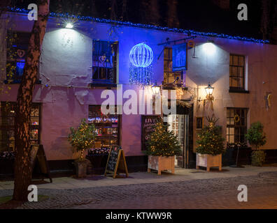 Weihnachtsbäume und leichte Dekorationen in der Nacht außerhalb der Anzünder Pub in Stratford-upon-Avon, Warwickshire, England Stockfoto