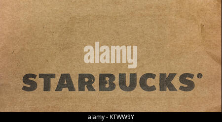 Starbucks Logo auf eine Papiertüte. Starbucks ist der größte Kaffeehaus Unternehmen in der Welt, mit 20,891 Stores in 62 Ländern. Stockfoto