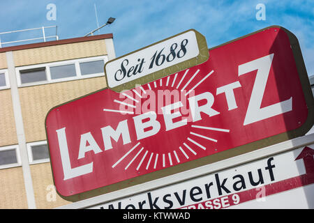 Lambertz Logo auf einem Fabrikgebäude. Die Lambertz-gruppe ist ein Aachener Printen- und Schokoladenfabrik Henry Lambertz 1688 gegründet und eine Herstellung Stockfoto