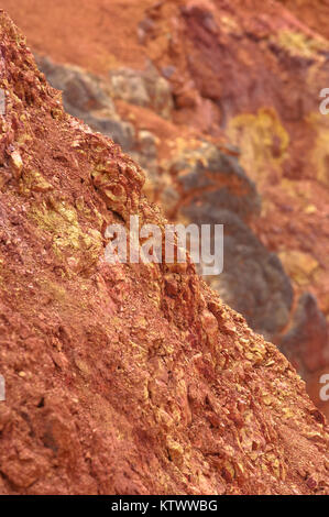 Bauxitmine, roh verwitterten Bauxit sedimentärer Felsen auf der Oberfläche Stockfoto