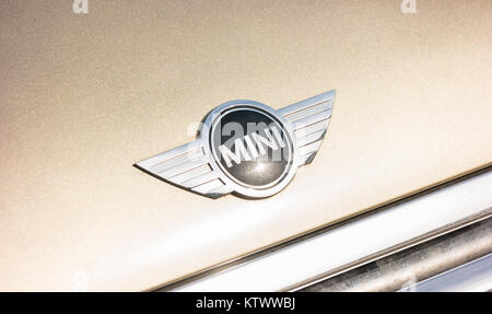 Mini Cooper Logo auf einem goldenen Wagen. Es ist ein Modell von BMW produziert seit 2000. BMW ist ein deutscher Luxus, Motorrad, Fahrzeug- und Motorenbaus Stockfoto