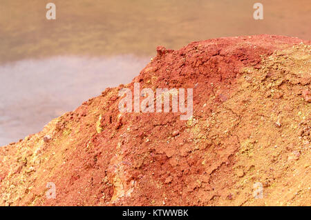 Bauxitmine, roh verwitterten Bauxit sedimentärer Felsen auf der Oberfläche Stockfoto