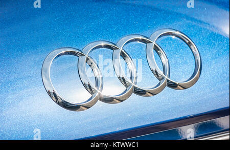 Audi Emblem auf ein blaues Auto. Audi ist ein deutscher Automobilhersteller, Designs, Ingenieure, produziert, vermarktet und vertreibt Luxusautomobilen Stockfoto