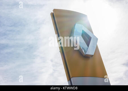 Renault Händler Zeichen gegen bewölkten Himmel mit Sonnenlicht. Renault S.A. ist eine französische Autohersteller, Autos, Lieferwagen, Stockfoto