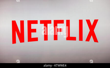 Netflix Logo auf einem TV-Bildschirm. Netflix App auf dem Laptop Bildschirm. Netflix ist eine international führende Abonnementdienst für die Wiedergabe von TV-Episoden und Film Stockfoto