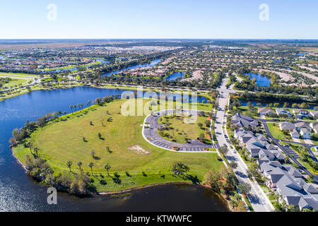 Florida Port St. Saint Lucie, Tradition, geplante Gemeinschaft, Luftaufnahme von oben, Wohnungen, Häuser, Häuser, ökologischer Park, See, FL17121407d Stockfoto