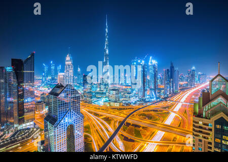 Skyline von Dubai bei Sonnenuntergang mit schönen Stadtzentrum Lichter und der Sheikh Zayed Road, Dubai, Vereinigte Arabische Emirate Stockfoto