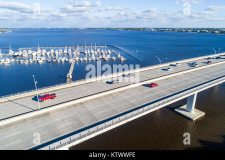 Stuart Florida, St. Saint Lucie River, Highway Route 1 One Federal Highway Bridge, Luftaufnahme von oben, FL17121408d Stockfoto