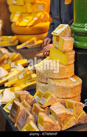 Feinkost Verkauf von frischen und Artisan Käsespezialitäten aus Schweizer und französischen Hersteller von Lebensmitteln, die für eine Borough Market in Central London. Dänische blau. Stockfoto