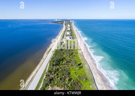 Florida Hutchinson Barrier Island, Barriere, Jensen Beach, Atlantik, Indian River Lagoon, State Road A1A, Luftaufnahme von oben, FL17121428d Stockfoto