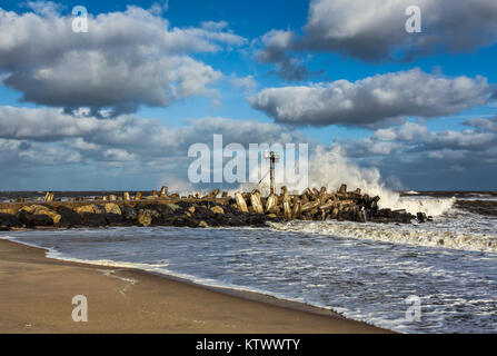Eine Welle Absturz auf einem Steg in Point Pleasant, NJ in Manasquan Einlass. Die großen Wellen sind das Ergebnis der Hurrikan Joaquin, der auf das Meer. Stockfoto