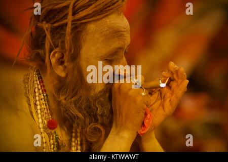 Indische naga Baba sadhu Lichter chillum in 2013 Kumbh Mela in Allahabad (Prayaga) Stockfoto