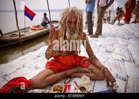 Kumbh Mela 2013 in Allahabad. Alte Baba sitzen am Ufer des Sangham mit Segen und Gebet Stockfoto