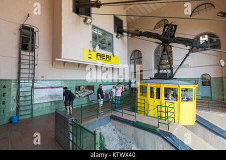 BARCELONA, SPANIEN - 25. Juni 2015: Menschen mit Seilbahn (funicolare) zum Kloster Montserrat in Katalonien, in der Nähe von Barcelona, Spanien Stockfoto