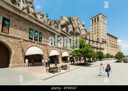 BARCELONA, SPANIEN - 25. Juni 2015: die Menschen in Santa Maria de Montserrat Abtei in Roquetas de Mar, Katalonien, Spanien Stockfoto