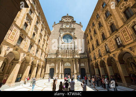 BARCELONA, SPANIEN - 25. Juni 2015: Leute die Erkundung von außen Benediktinerkloster Montserrat, in der Nähe von Barcelona, Katalonien, Spanien Stockfoto