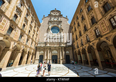 BARCELONA, SPANIEN - 25. Juni 2015: Leute die Erkundung von außen Benediktinerkloster Montserrat, in der Nähe von Barcelona, Katalonien, Spanien Stockfoto