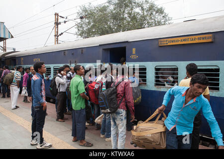 Passagiere mit dem Zug am Bahnhof in Asansol, Indien Stockfoto