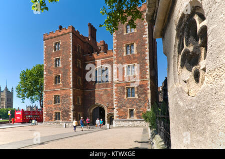 Lambeth Palace in London. Morton's Tower mit Touristen aus rotem Backstein Tudor Torhaus bildet den Eingang zum Lambeth Palace London UK Stockfoto