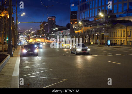 Moskau, Russland - 12. Mai 2017: Auto Verkehr auf der Garden Ring bei Nacht Stockfoto