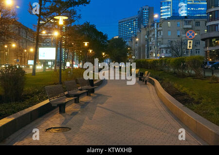 Moskau, Russland - 12. Mai 2017: Fußgänger-Straße, die entlang der Noviy Arbat Straße bei Nacht läuft Stockfoto